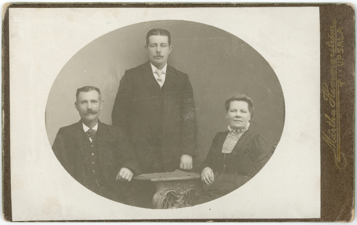 Kabinettsfotografi - en kvinna och två män, Uppsala