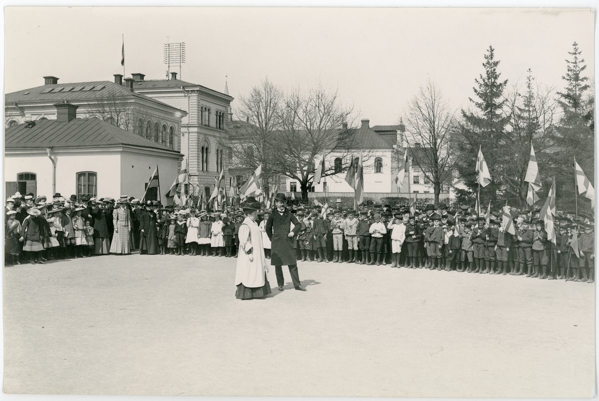 Selma Lagerlöfs författarskap tillhör världslitteraturens klassiker. År 1909 var hon den första kvinna som erhöll Nobelpriset i litteratur. I Sveige hade hon en framskjuten position och var första kvinnan i många sammanhang. Hon blev en ikon för rösträttsrörelsen i Sverige och internationellt.