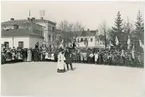 Selma Lagerlöf uppvaktas av folkskolebarnen vid Linnéjubileet, Uppsala 1907