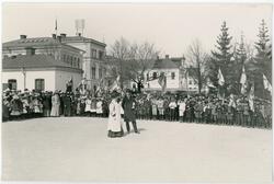 Selma Lagerlöf uppvaktas av folkskolebarnen vid Linnéjubilee