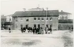 Vykort - Prinsens folkskola, barnhuset med småbarnsskola och arbetssalar för folkskolans pojkar, Uppsala omkring 1900