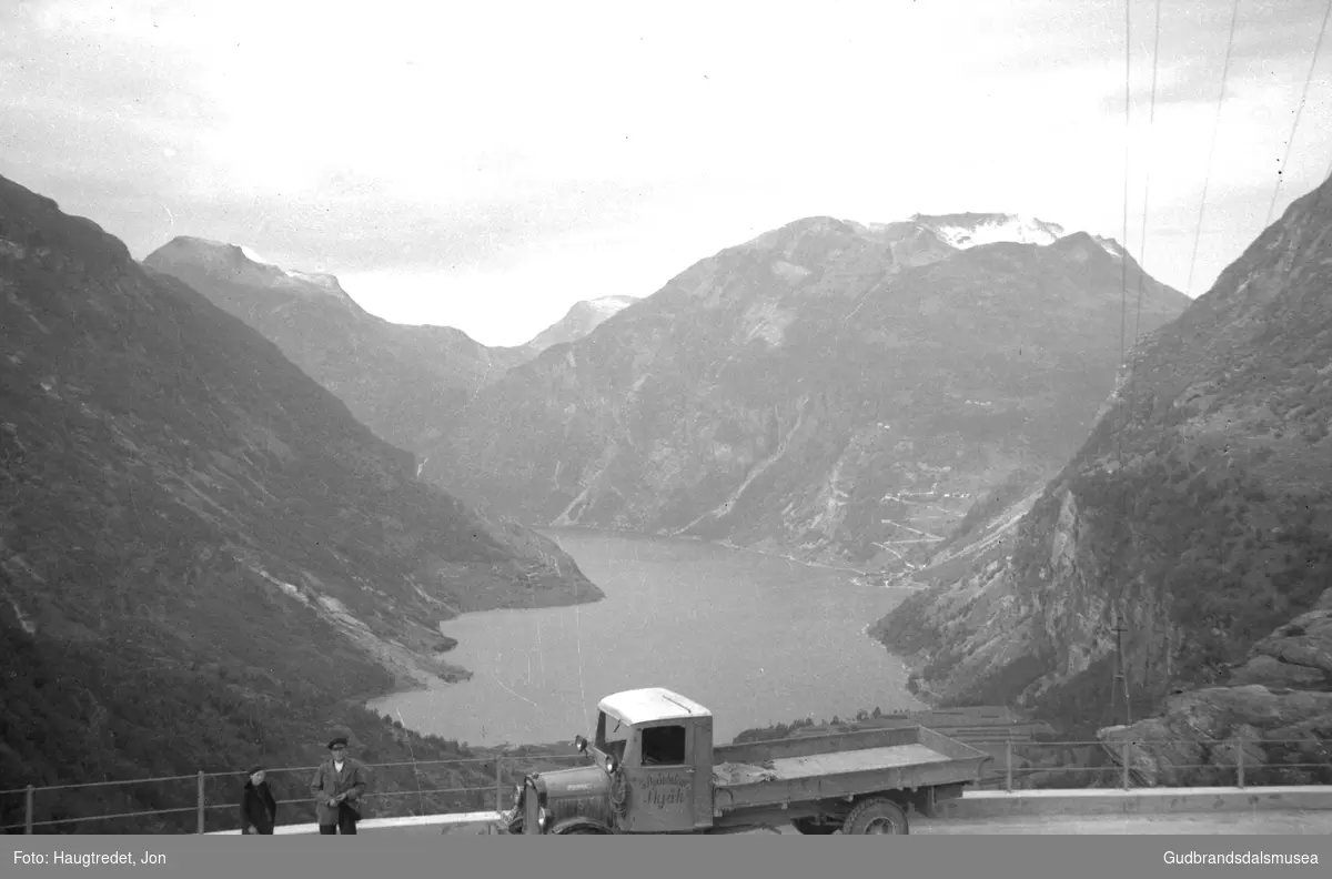 Lastebil frå A/S Skjåkbilene ved Flydalsjuvet i Geiranger ca. 1935