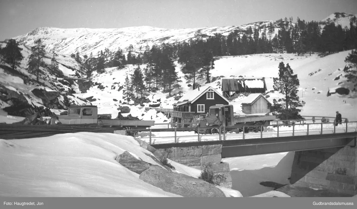 2 lastebilar på brua over Tora ved Billingen seterysteri. Den fremste bilen er Chevrolet 1934-35-modell