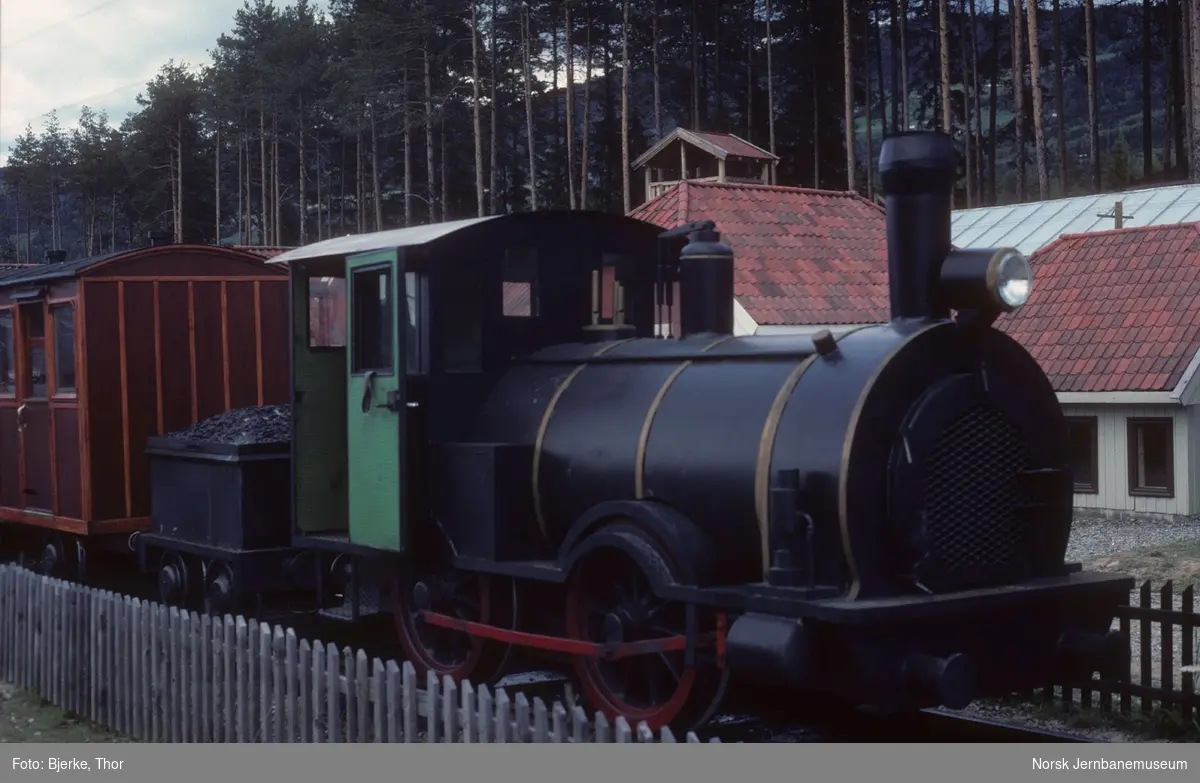 Toget på Lilleputthammer, Øyer Gjestegård. Lokomotivet er et ombygd diesellok fabrikat Jenbacher i 1967.