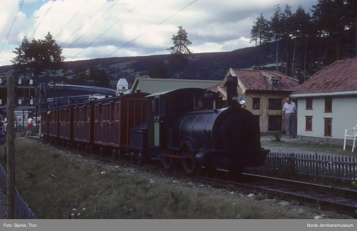 Toget på Lilleputthammer, Øyer Gjestegård. Lokomotivet er et ombygd diesellok fabrikat Jenbacher i 1967.