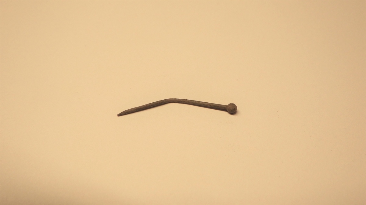 MÅL: L. 2, 8 CM, RUNDT HODE, BØYD.