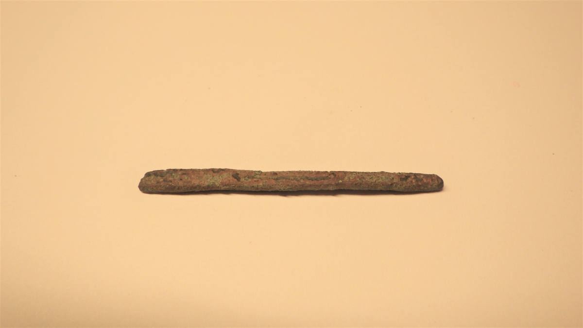 MÅL: L. 4, 8 CM STØRSTE B. 0, 4 CM