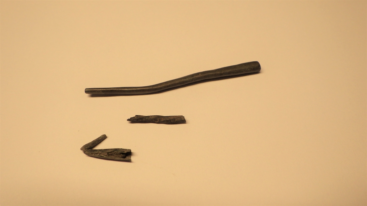 MÅL:  A: L. 6, 3 CM. B: L. 1, 5 CM, DELVIS BRUKKET. C: L. 1, 9 CM, VRIDD.