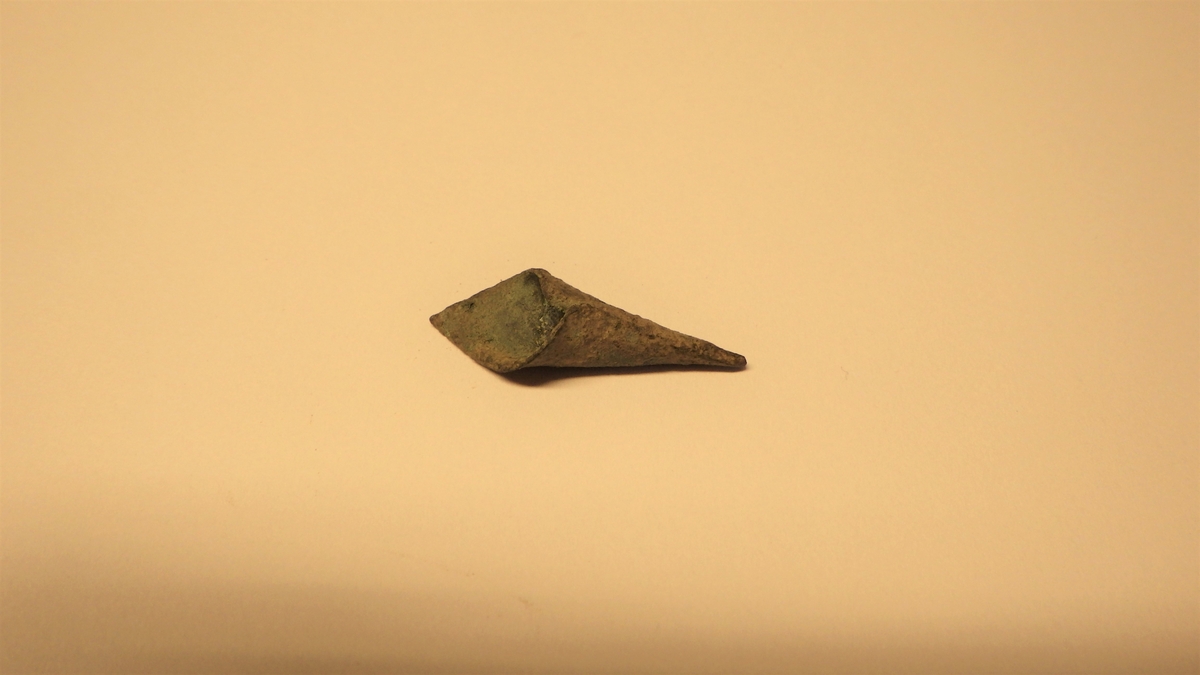 MÅL: L. 2, 6 CM, SAMMENRULLET, KREMMERHUSFORMET KOPPERPLATE.