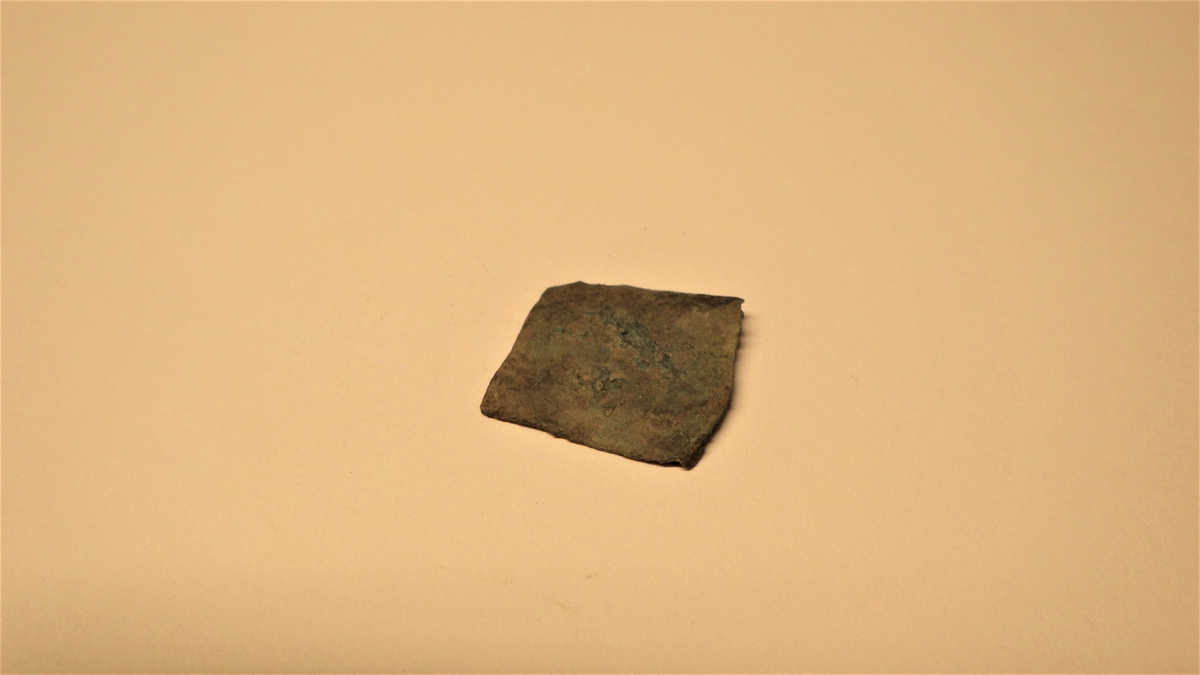 MÅL: 1, 9 X 1, 7 CM, KOPPERPLATE MED TO KLIPTE KANTER.