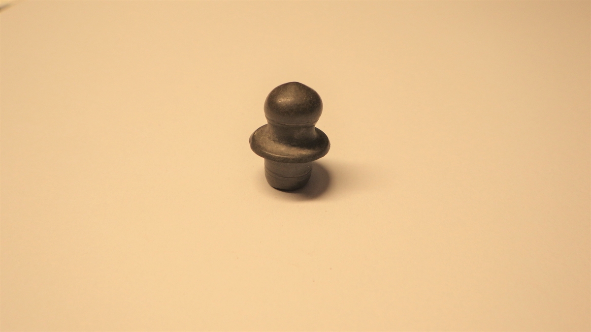 MÅL: L. 1, 7 CM B. 1, 3 CM, KNOPPFORMET M. INNVENDIGE GJENGER (MULIG NYERE TID).