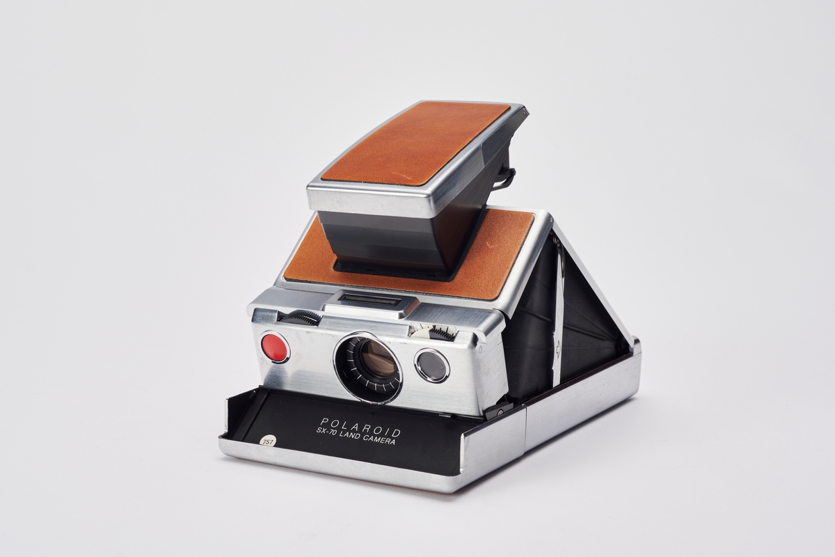 SX-70 Land Camera ble produsert av Polaroid på 1970-tallet og revolusjonerte direktebildefotograferingen. De to første modellene er avanserte speilreflekskameraer, som kan foldes sammen. Designet var spesielt og filmen var den første med en ny type bildeframstilling. Det var det første systemet som produserte et ett-trinns direktefotografi. 
Filmene lå enkeltvis i en kassett. Hvert bilde var en forseglet pakke som inneholdt et negativ, kjemikalier og et positiv. Bildet kom automatisk ut av kameraet og kunne sees i løpet av 2 minutter, men trengte noen minutter til før det fikk sitt endelige uttrykk. I filmkassetten var også batteriet som ga strøm til kameraet og blitsen.