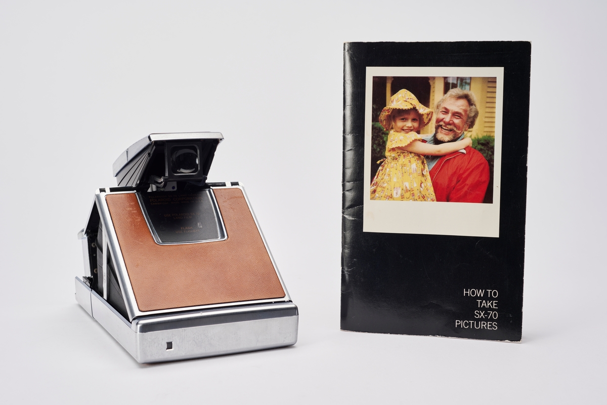 SX-70 Land Camera ble produsert av Polaroid på 1970-tallet og revolusjonerte direktebildefotograferingen. De to første modellene er avanserte speilreflekskameraer, som kan foldes sammen. Designet var spesielt og filmen var den første med en ny type bildeframstilling. Det var det første systemet som produserte et ett-trinns direktefotografi. 
Filmene lå enkeltvis i en kassett. Hvert bilde var en forseglet pakke som inneholdt et negativ, kjemikalier og et positiv. Bildet kom automatisk ut av kameraet og kunne sees i løpet av 2 minutter, men trengte noen minutter til før det fikk sitt endelige uttrykk. I filmkassetten var også batteriet som ga strøm til kameraet og blitsen.