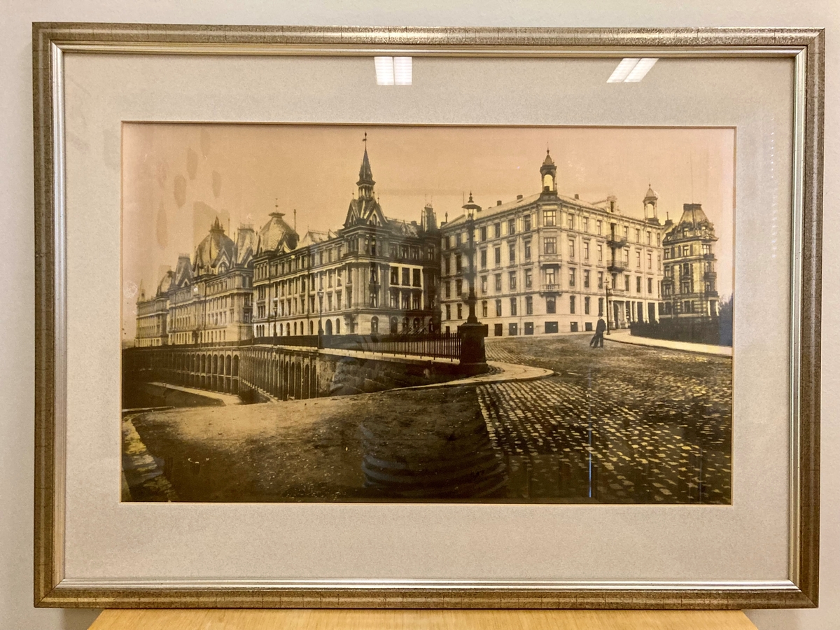 Innrammet sort hvitt foto. Gylden ramme.