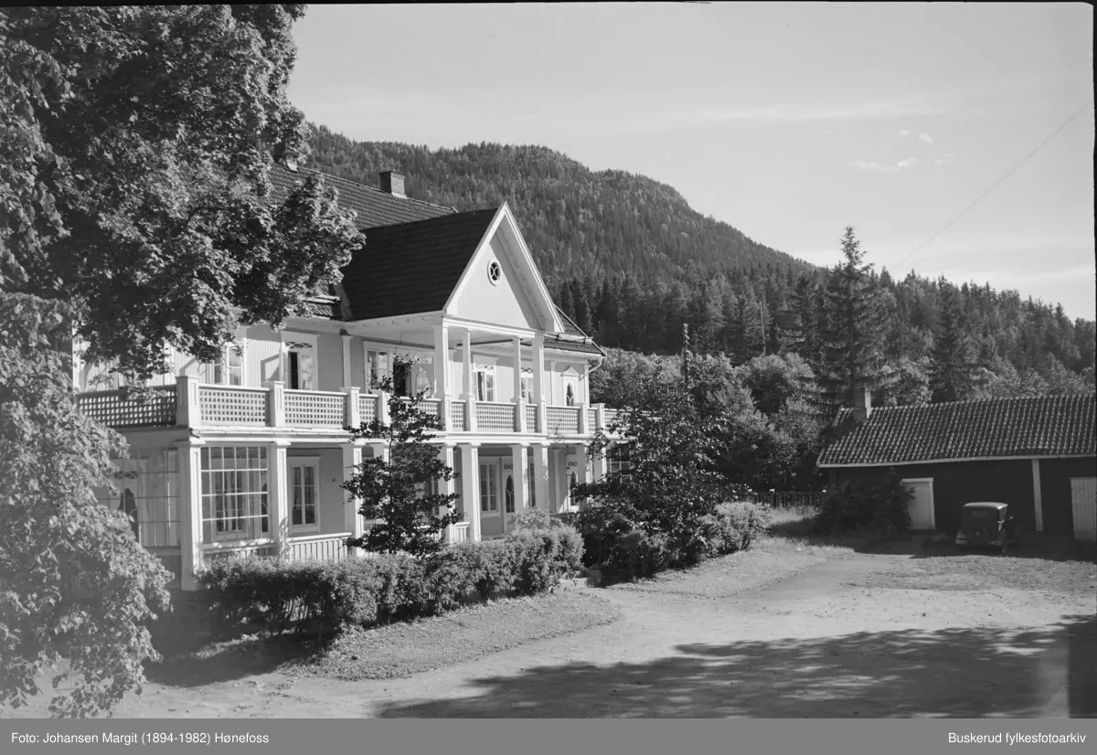 Sundvolden hotel  i Hole kommune. Sundvolden Hotel er et hotell og konferansesenter på Sundvollen i Hole kommune, Buskerud.