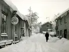 Bäckgatan vid Båtsmansbacken, en bister och snöig vinterdag. 1940-tal.