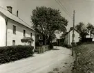 Gamla Norrvägen. Grusväg med några reveterade bostadshus m.m.
