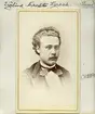 Porträtt av kyrkoherde Ernst Sjöling. Född i Söderköping 1851 påbörjade han sin kyrkliga karriär 1878 som vice pastor i Gistad. Vidare var han verksam i Furingsstad, Lommaryd och Väversunda, innan han 1895 erhöll tjänsten som kyrkoherde i Sund. Tjänsten innehade han till sin död som ogift 1925.