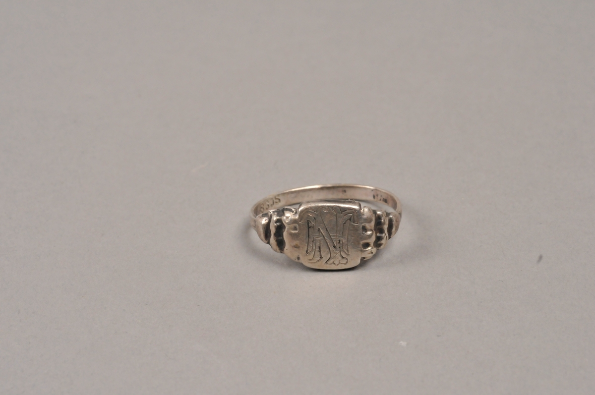 Ring med monogram.