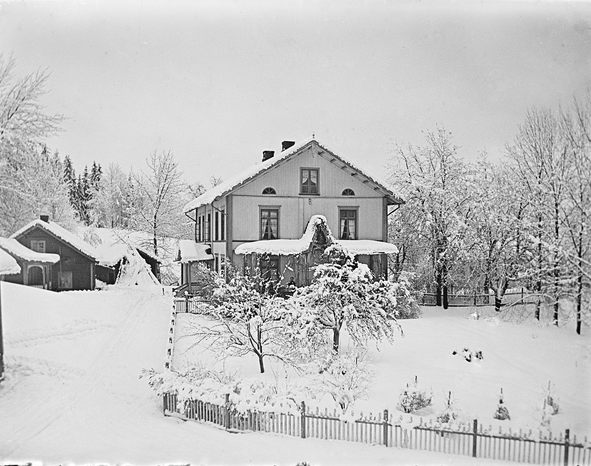 Hus på vinterstid.