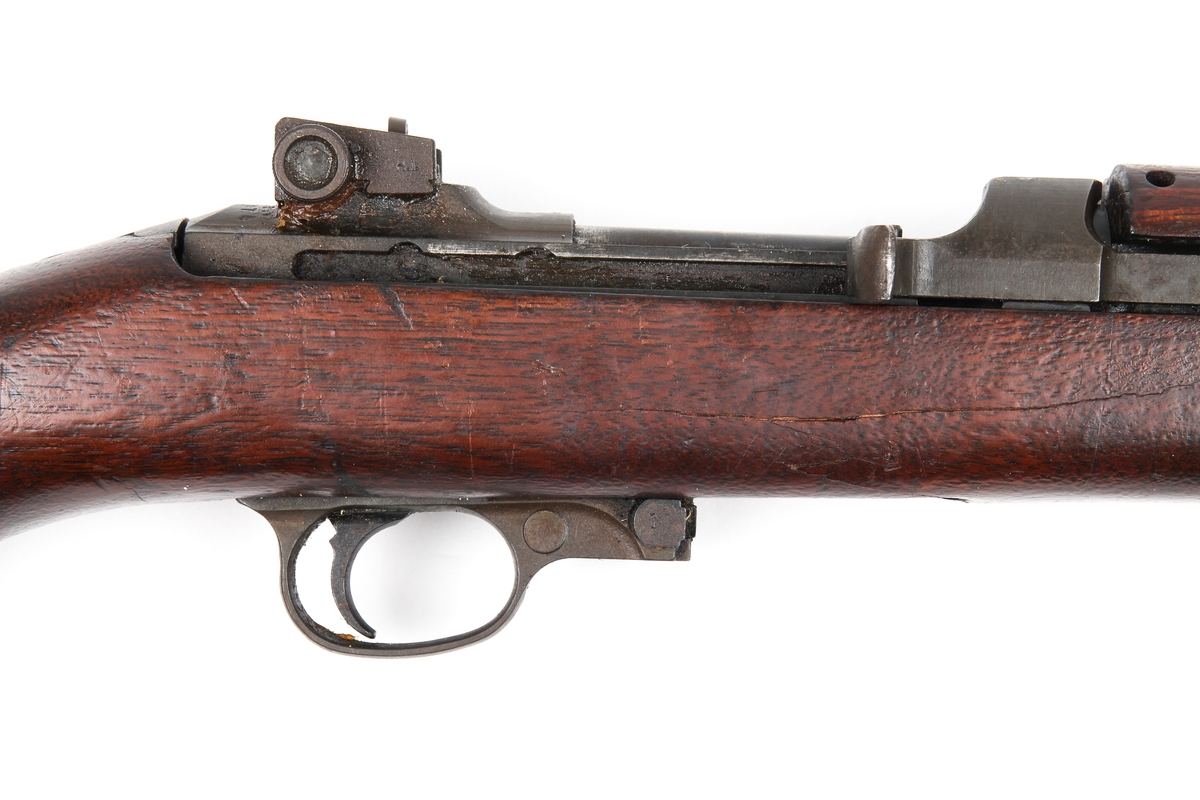 Amerikansk lett, halvautomatisk gevær. 

Tekniske data 
Kaliber: 30 Carbine 
Mekanisme: Halvautomatisk 
Vekt, uladet: 2,36 kg 
Lengde: 904 mm 
Løpslengde: 458 mm 
Magasinkapasitet: 15 og 30 
Siktemidler: Hullsikte