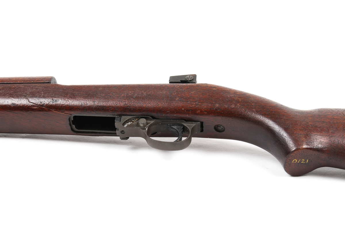 Amerikansk lett, halvautomatisk gevær. 

Tekniske data 
Kaliber: 30 Carbine 
Mekanisme: Halvautomatisk 
Vekt, uladet: 2,36 kg 
Lengde: 904 mm 
Løpslengde: 458 mm 
Magasinkapasitet: 15 og 30 
Siktemidler: Hullsikte