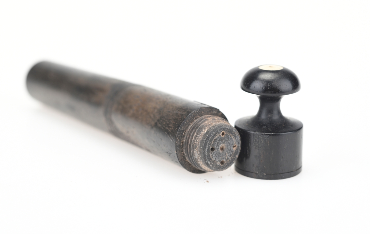 En piknikkurv med følgende innhold: 1 matboks, 2 større vannglass, 2 mindre vannglass, 4 hvite tallerkener, 4 kniver, 4 gafler og 1 beholder for salt/pepper. Kurven er flettet av pil eller lignende tre og er i ulik nyanser av brunt. Kurven er todelt, og i den nederste delen er det plass til matboksen, mens i den øverste delen det øvrige av piknikkutstyr. Beggel delene er foret med tesktil som er behandlet med granitol og deretter farget grønt. Langs kanten oppe (i begge delene) er det en svart tungekant av skinn. I den øverste delen av kurven er det festet strikk i lokket og i sidene i kurven for å feste utstyr. Det er også laget fire rom for å sette piknikkutstyr i. Rommene er laget av tekstil behandlet med granitol og farget grønn. Utvendig er det lærreimer som holder under- og overdel sammen samt fester lokket. De har spenner av messing og er dermed justerbare. I front er det et lite beslag med lås i messing. I den nederste deln av kurven er det plass til en oval matboks av blikk. Den har runde håndtak i hver side. Lokket er todelt og hengslet på midten slikk at lokkene åpnes mot midten. Inni boksen er det en skillevegg. Resten av utstyret er i "hovedkurven". Det er fire (vann)glass der i to forskjellige størrelser.  I de to største glassene er det en 1,5cm bred strikk som hindrer gnisning når de to mindre glassene er plassert i de to større. I tillegg er det fire hvite, enkle tallerkener. De har stempel på undersiden. Kurven innholder fire kniver og fire gafler. Knivene har avrundet blad av stål og svart trehåndtak. Gaflene har tre tinder av stål og svart trehåndtak. Til sist er det en beholder for salt og pepper. Den er av svart tre med dreid knopp på toppen. Skrur man av den øverste delen er det beholder for pepper. Skrur man av den nederste delen er det beholder for salt.