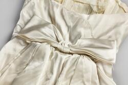 Sömnadsdetaljer av klänningar sydda på NK:s Franska damskräd