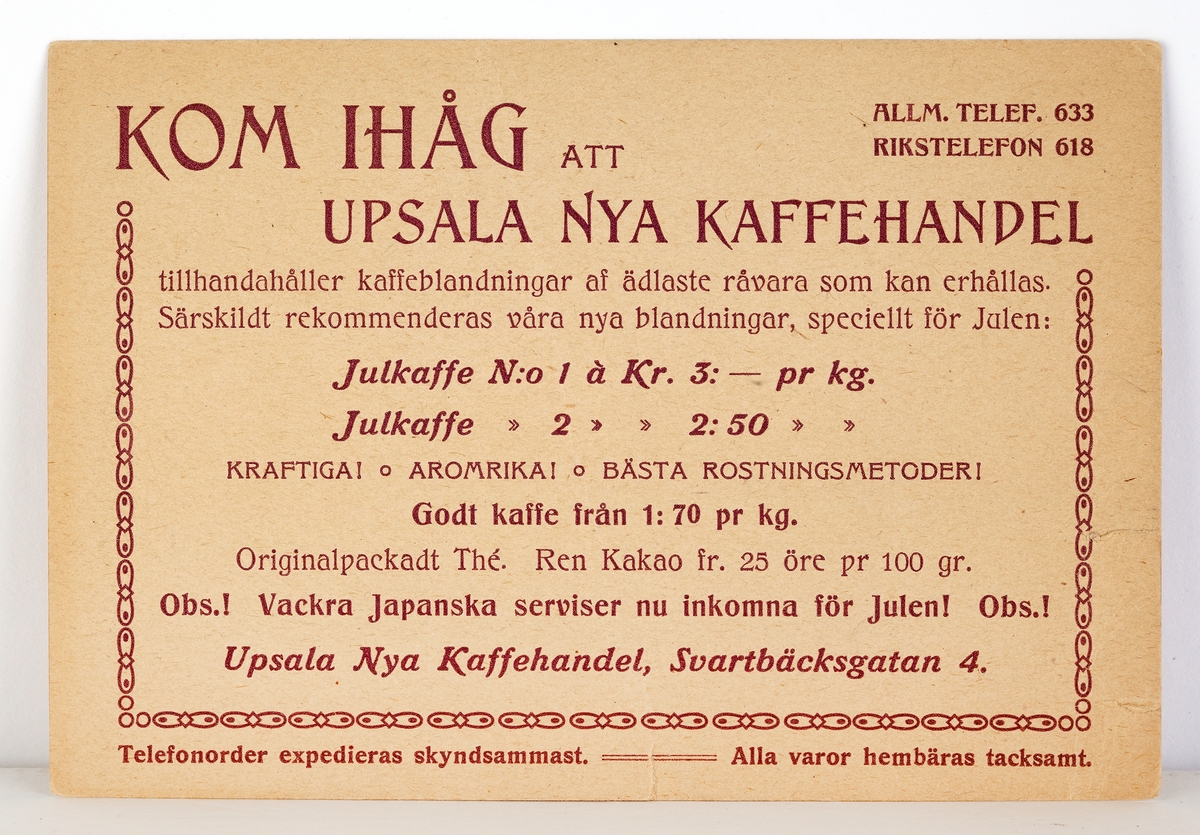 Kvinna har fastnat på tavelkrok. Tavlan håller hon i handen och vid hennes fötter välter trappstegen. Text under bild: Hennes skrik var blandat med mycket skratt. Tecknat av S.L.