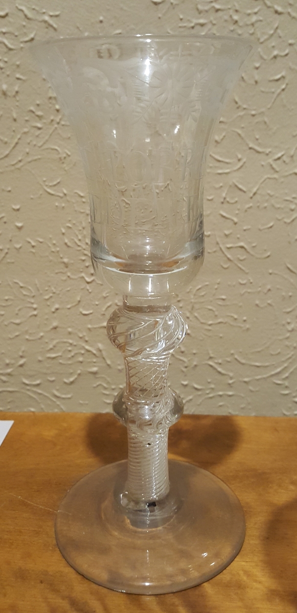 Seks glass. Rund fotplate, to runde former på stettet Klokken er smalnende midt på glasset og videst langs munningsranden.