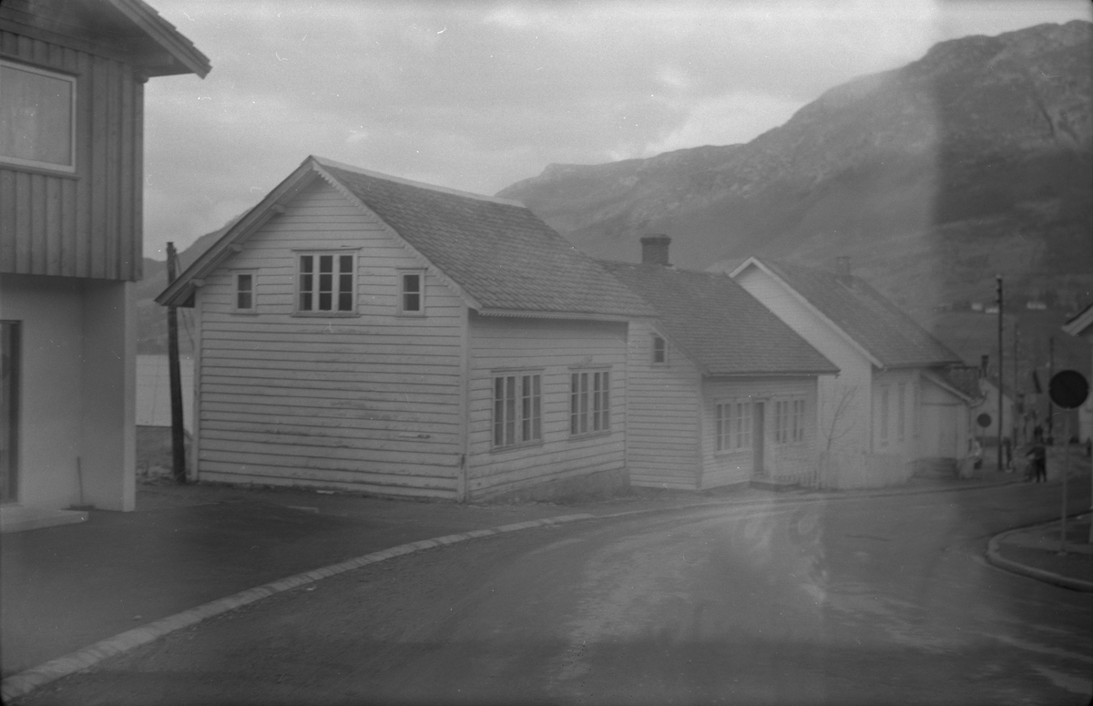 Sjoargarden i Ølensjøen sett mot nord, 1978. Dei tre husa midt på biletet er, frå venstre, Sjoargata 18,  20 og 22.