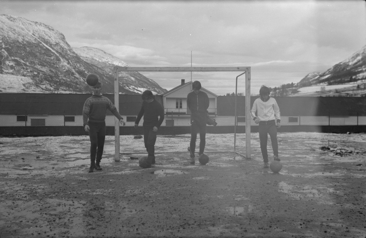 Fotballtrening ved Revehallen i Ølensjøen, 1970. Frå venstre: Frans Franson, Terje Jakobsen, Torleif Heggebø og Egil Eide.