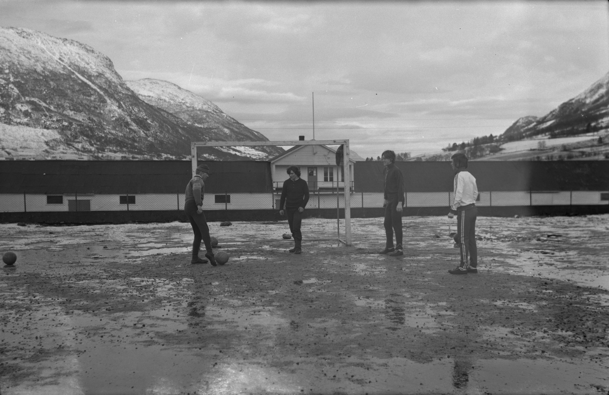 Fotballtrening ved Revehallen i Ølensjøen, 1970. Frå venstre: Frans Franson, Terje Jakobsen, Torleif Heggebø og Egil Eide.