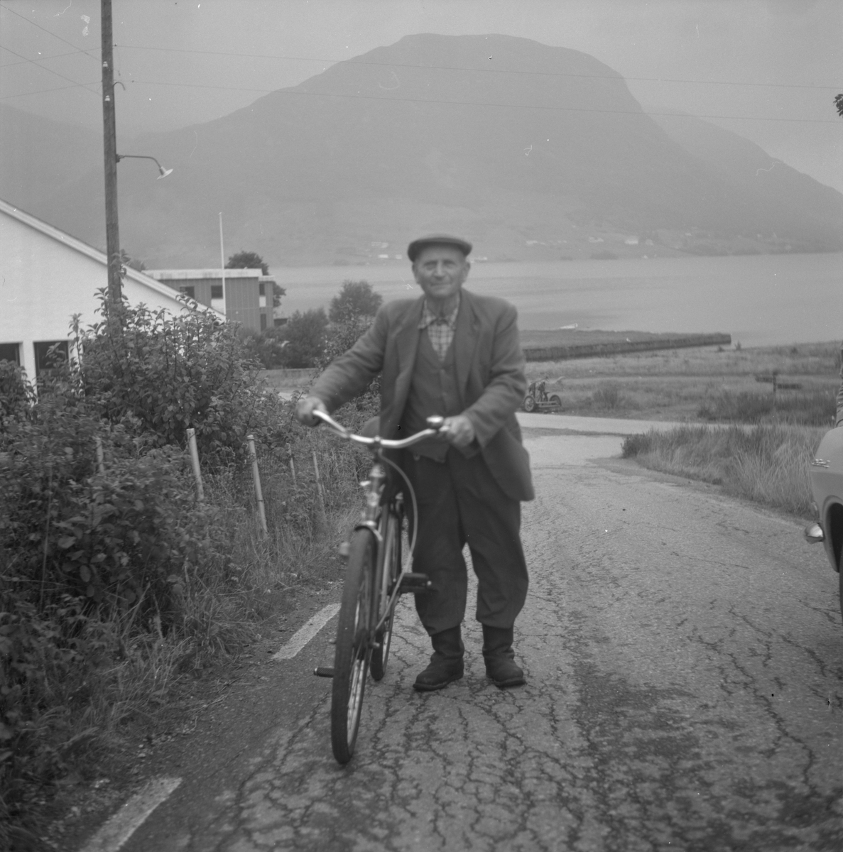 Gustav Dørheim med sykkel på veg opp Skafferbrekka i Ølen, 1976.