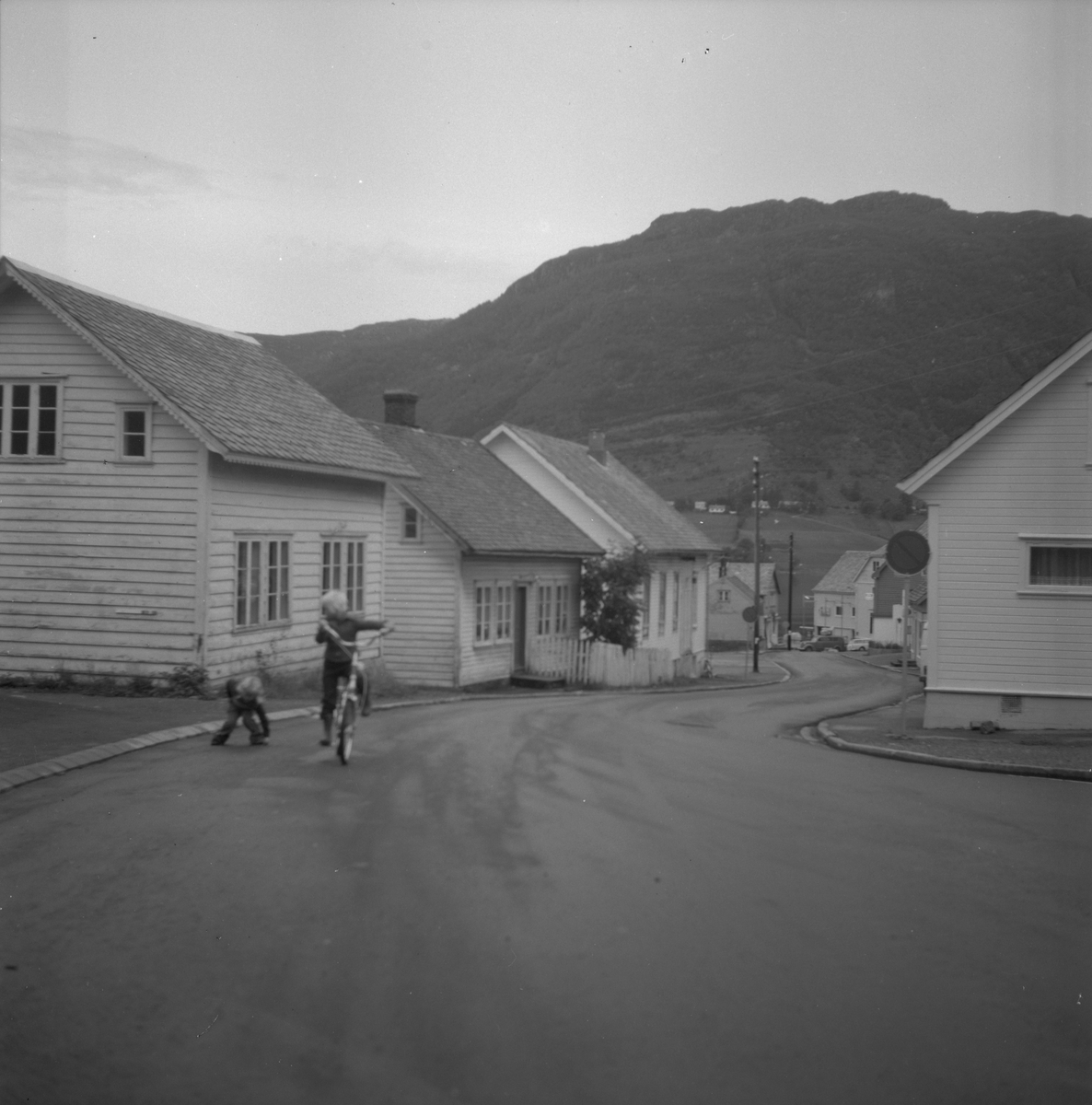 Sjoargarden/Sjoargata i Ølensjøen, 1970. Husa til venstre er Sjoargata 18, 20 og 22. Huset til høgre er Sjoargata 15. I bakgrunnen er Bygdarenuten.