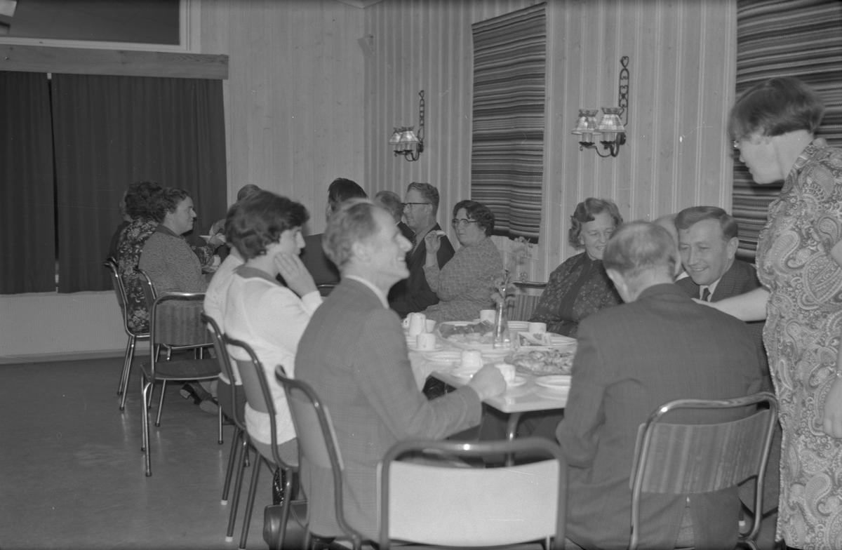 Middag under møte med MA (Motorførernes Avholdsforbund) på helsehuset i Ølen, 1976. Framste bord, frå venstre: ukjend (i kvitt), Lars Aarekol, Borghild Gundersen, Leif Gundersen (med ryggen til) og Johannes Risøy. Ståande ved bordet, heilt til høgre er Astrid Drange. I bakgrunnen, midt i biletet: Gunnvald Tofte og Gunvor Tofte.