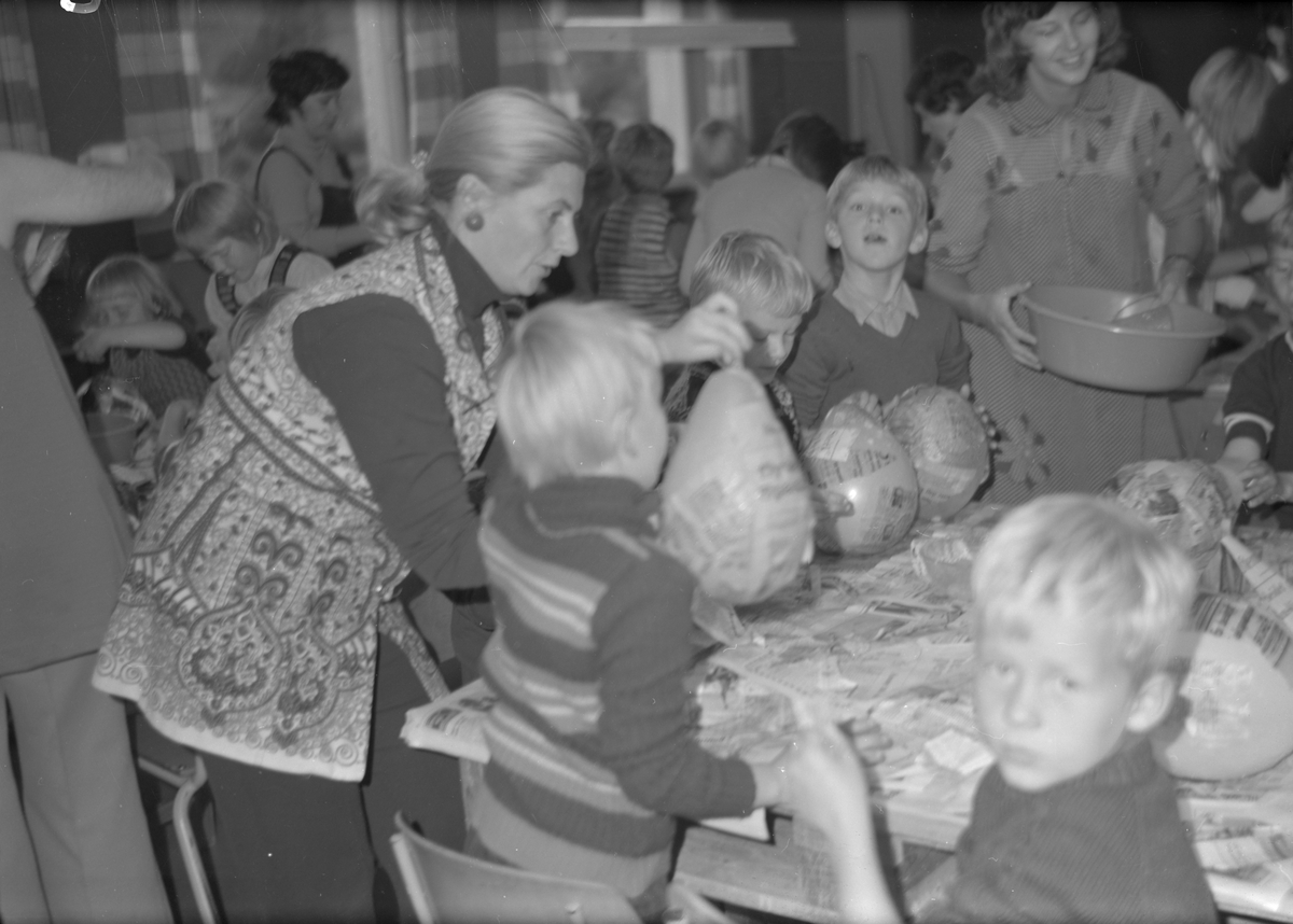 Arbeidsstova på Ølen skule, 1979. Ståande til venstre er Aslaug Aasheim.