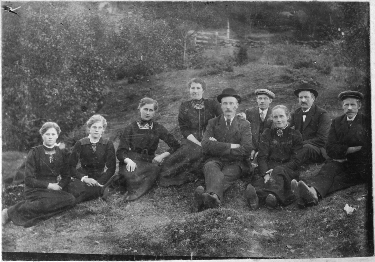 Utandørsportrett frå Lunde i Ølensvåg, ca. 1920. Frå venstre: Sigrid Lunde, Inger Lunde, Inger Lunde, Susanne Lunde, Johannes Lunde, ukjend, Anna Lunde, Gunnar Lunde og Bård Lunde.