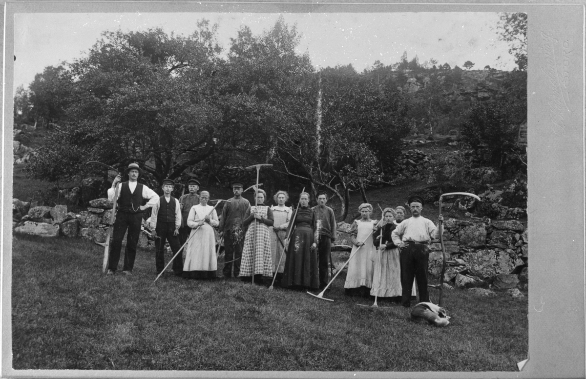 Slåttefolk på Dalen i Innbjoa, ca. 1920. Frå venstre: Gunnar Dalen, Hans Tunge, Nils Sørens, Maria Sørens, Torstein N. Steinsland, Kaia Steinsland (uviss), Kristine Karmhaugen, Karina Lødalen, Knut Toredalen, Anna Haga Klubbastølen, ukjend tenestejente frå Ysnes, Kathrine Klubbastølen og Samson Steinsland.