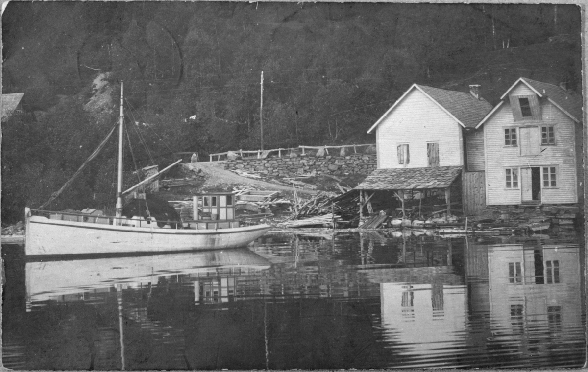 Berge Sag og Trelastforretning på Berge i Ølensvåg, 1914. Bygningane til høgre er den gamle saga og mølla. Båten til venstre er "Sjøfuglen".