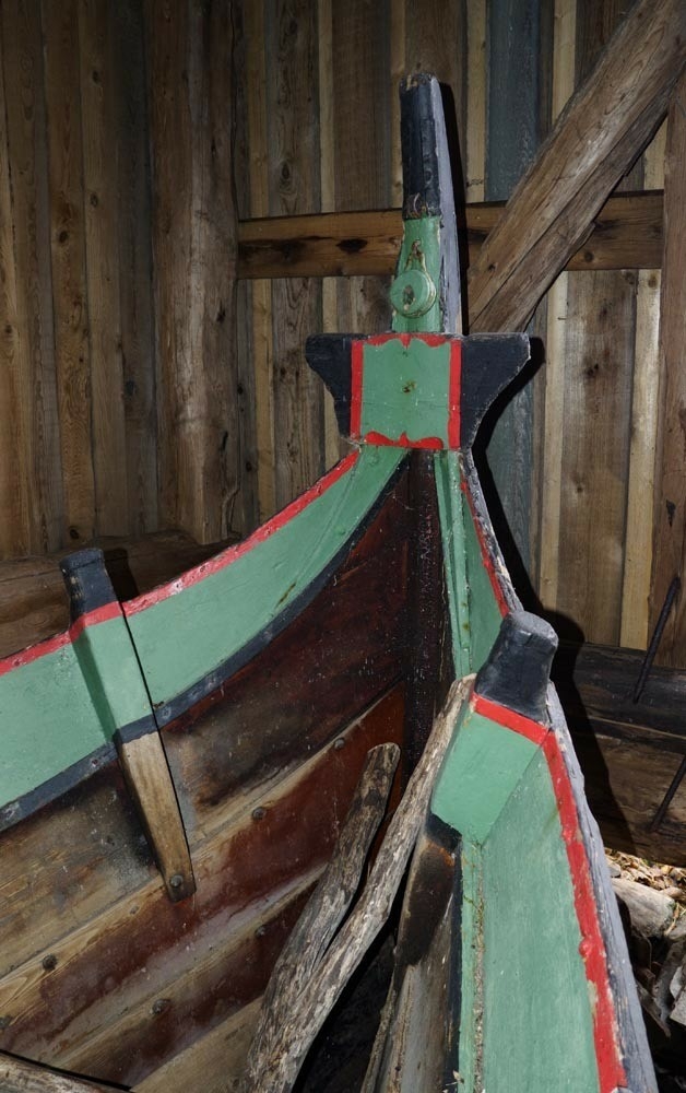 Nordlandsbåten er i kategori firroring, med fire rom. Båten har seks bordganger, har fem tofter, fem par tolleganger. Den er klinkbygd, hadde råsegl, er tjærebredd og har dekorfarger i flere farger. Båten inneholder, mast uten stående rigg, råa, ror, tiljer, øsekar med inskripsjon, lensepumpe, ekstra årekjeiper og årer (8 stk). Det er gjort forsterkninger på framstavnen. I tollegangene er det forsterket med kopperplater på 9 av 10. Den siste er forsterket med sinkplate. Båten har reparasjoner på 5 og sjette bordgang på styrbord side i første og andre rom. Reparert også på femte bordgang bakerst på styrbord side. Ripebordet på framskottet på styrbord side er også reparert. Mangler segl. Ingen motor.