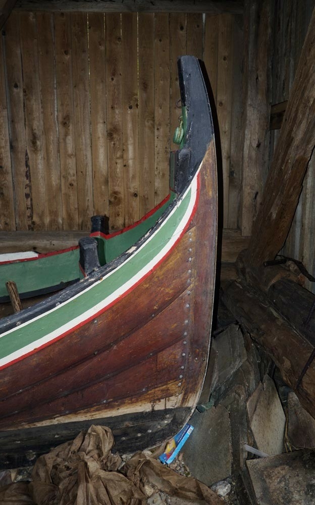 Nordlandsbåten er i kategori firroring, med fire rom. Båten har seks bordganger, har fem tofter, fem par tolleganger. Den er klinkbygd, hadde råsegl, er tjærebredd og har dekorfarger i flere farger. Båten inneholder, mast uten stående rigg, råa, ror, tiljer, øsekar med inskripsjon, lensepumpe, ekstra årekjeiper og årer (8 stk). Det er gjort forsterkninger på framstavnen. I tollegangene er det forsterket med kopperplater på 9 av 10. Den siste er forsterket med sinkplate. Båten har reparasjoner på 5 og sjette bordgang på styrbord side i første og andre rom. Reparert også på femte bordgang bakerst på styrbord side. Ripebordet på framskottet på styrbord side er også reparert. Mangler segl. Ingen motor.