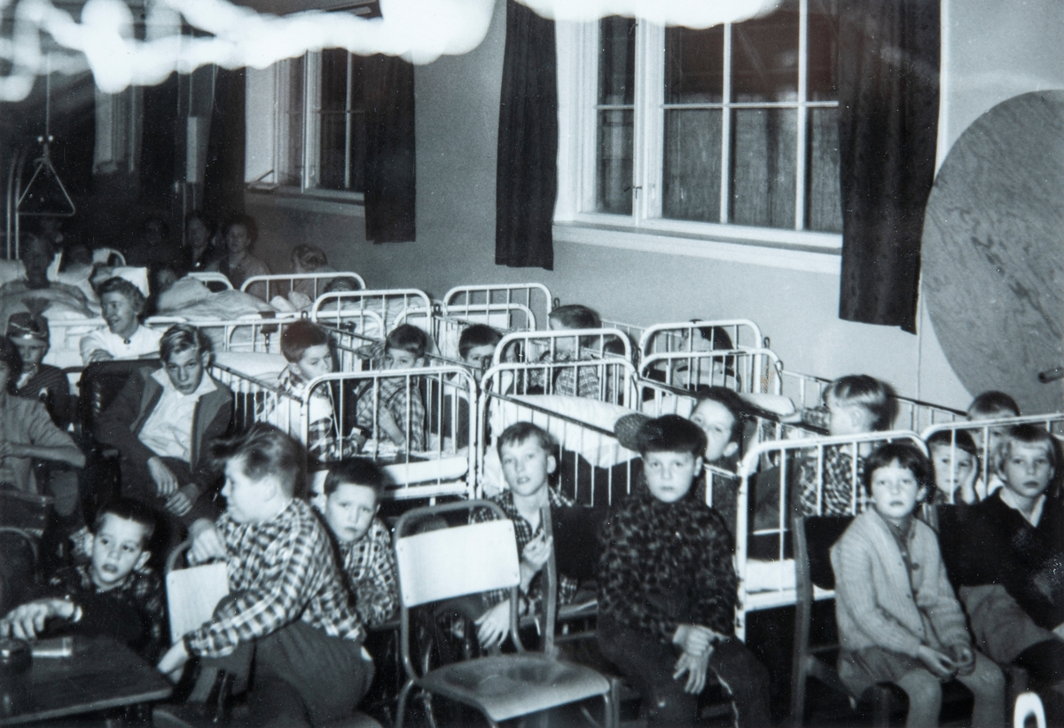 Bilde fra Østlandske Vanførehjem, Ottestad, Stange. Bilde er tatt i forbindelse med at Johannes Eckhoff, fra NRK,  holdt en barnetime for beboere på vanførehjemmet i 1961-62.