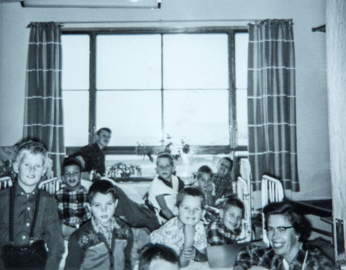 Bilde fra Østlandske Vanførehjem, Ottestad, Stange. Foto fra skolestua høsten 1962. Her ble elever fra alle klassetrinn undervist samtidig.