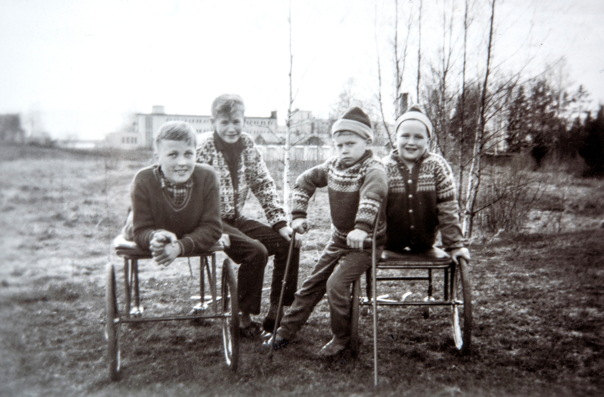 Bilde fra Østlandske Vanførehjem, Ottestad, Stange. Fra v. Ansgar Midsund, fra Romsdal, Sigbjørn Bjerkvik, fra Ålesund, Roger Magnar Hansen, fra Romsdal, og Olav Aas, fra Romsdal.
Rullende båre, rulleseng.