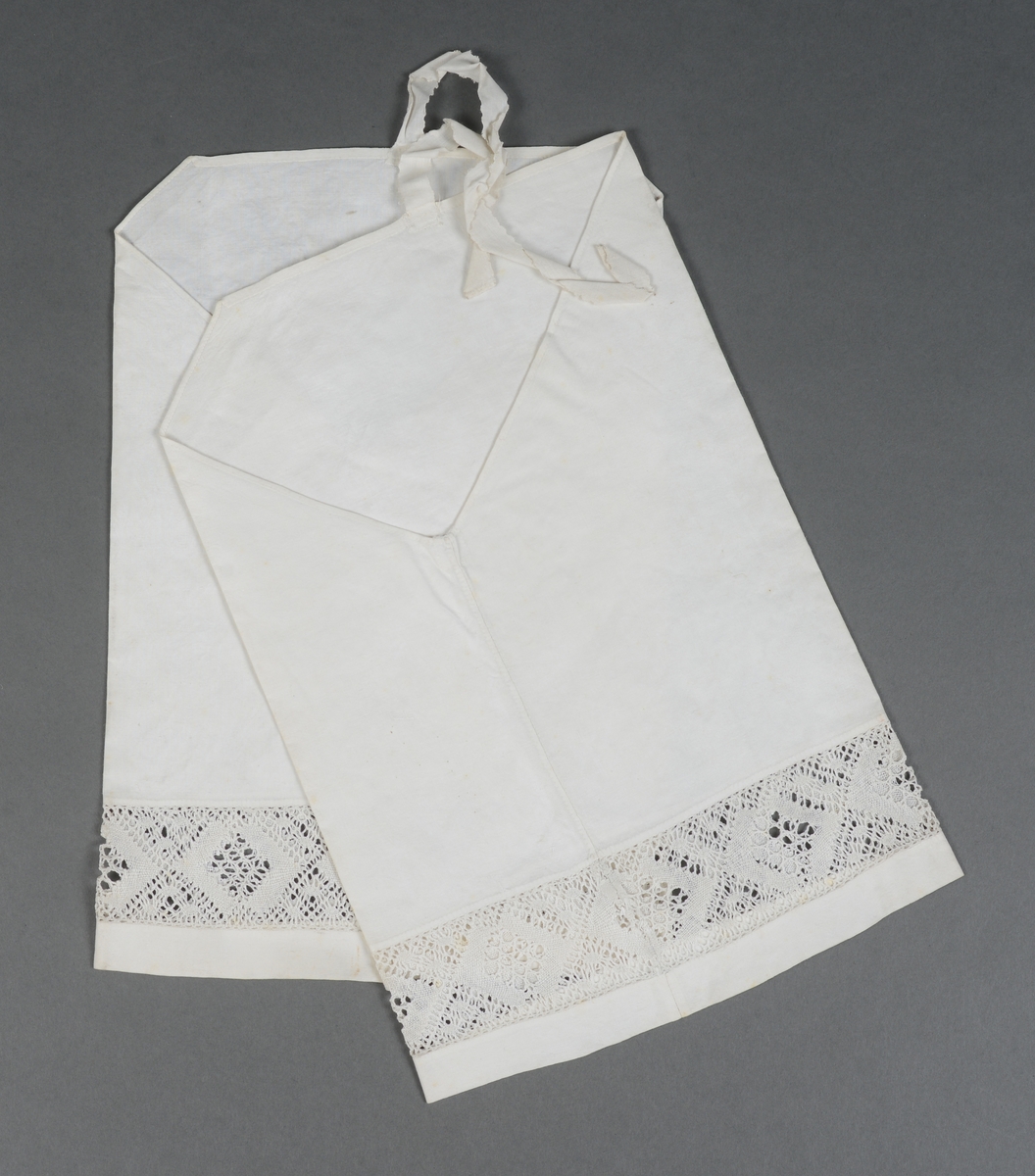 Rektangulær mappe med gjennomhullet broderi, "Venetiansk søm". Bunnen og lokkdelen er avstivet med en papp-plate, foret med hvitt chintzstoff. Sidene er av sammenrynket stoff som er sydd til bunnen og lokkdelene for hånd. Sidene er foret med samme stoff som bunn og lokkdelene. Under de broderte delene er det trekt med grønt silkestoff. Mappen inneholder 5 1/2 par mamelukker. 
Mamelukk 07, 1 singel, har brodert tungekant og engelskbroderi, håndsydd søm på utsiden og indresøm på innsiden av mamelukken, 2 knyttebånd.
Mamelukker 08, 1 par, har brodert tungekant og engelskbroderi, håndsydd, indresøm på ut- og innsiden av mamelukken, opprinnelig 2 knyttebånd på hver.
Mamelukker 09, 1 par, har innfelt mellomverk av kniplinger, 1 knyttebånd på utsiden i øvre kant, sømmene er håndsydde, indresøm på innsiden.
Mamelukker 10, 1 par, påsydd engelskbrodert kant, søm på innsiden av mamelukken, håndsydd, 2 knyttebånd på hver.
Mamelukker 11, 1 par, har brodert tungekant og engelskbroderi, håndsydd, indresøm på innsiden, opprinnelig 2 knyttebånd på hver.
Mamelukker 12, 1 par, påsydd engelskbrodert kant, søm på innsiden av mamelukken, håndsydd, 2 knyttebånd på hver.