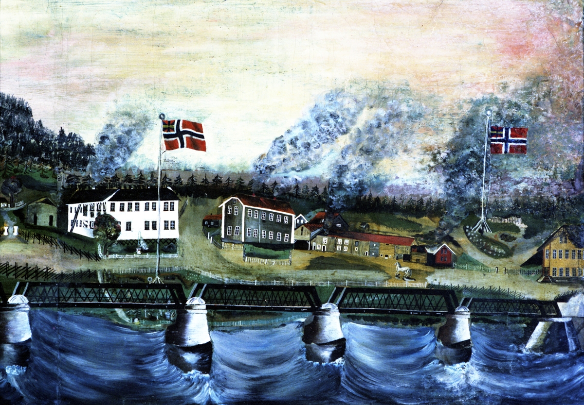 17. mai i Leiret i Elverum med Glomma i forgrunnen, ved den gamle brua, en jernkonstruksjon.