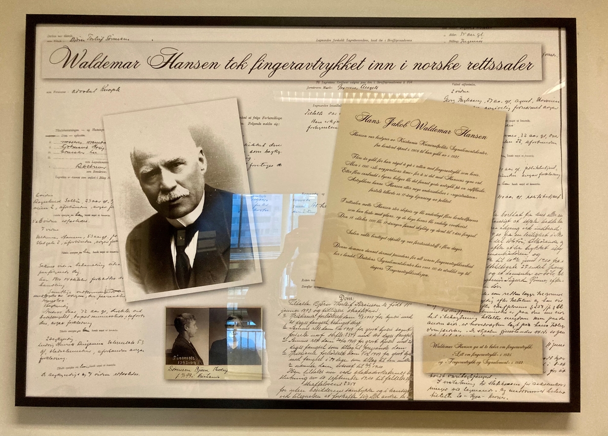 Plakat i papir innrammet i glass og sort ramme.