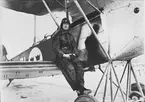 Porträttfotografi av militära flygaren Einar Lundborg vid flygplan S 6 Fokker nr 31, 1928.