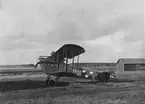 Flygplan FVM S 21 nr 2200 står på ett flygfält på Malmen, omkring år 1922.